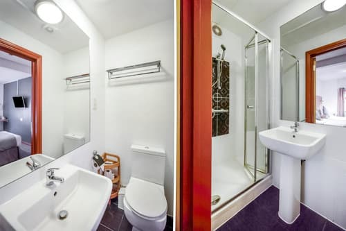 Arinza Hotel, London Ilford, 