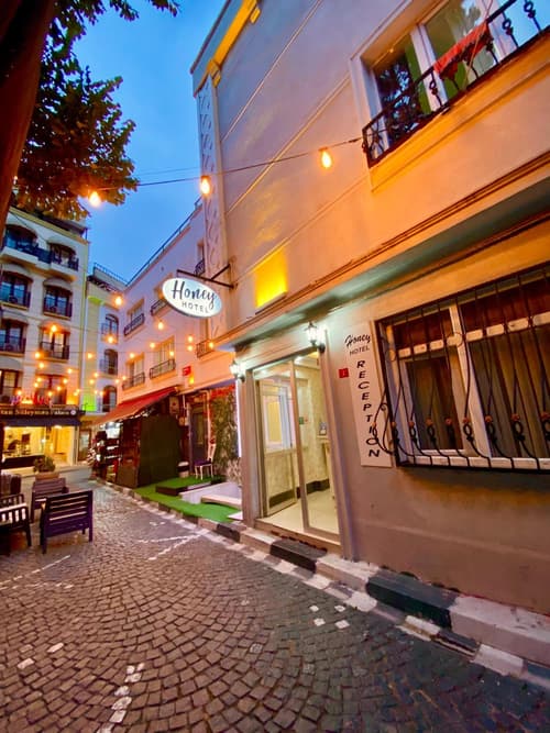 Honey Hotel, 