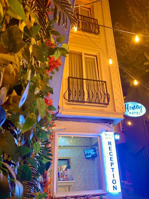 Honey Hotel, 