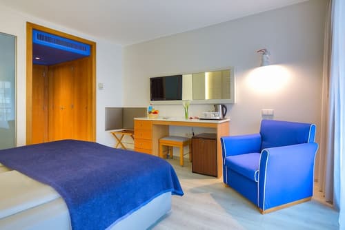 The Views Monumental, 