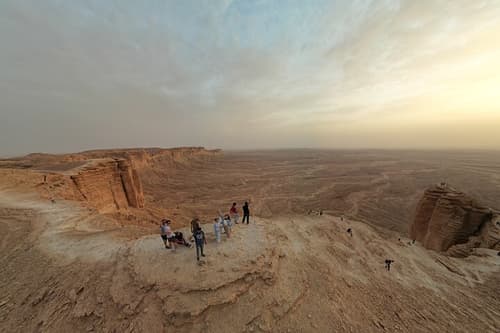 2 Nights. RIYADH 4*+ Tour: Edge of the World & bats cave with 4x4 