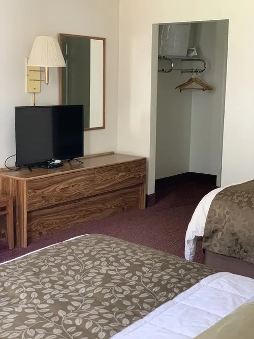 White Buffalo, Room