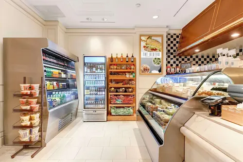 Hilton Los Angeles Airport, Restaurant