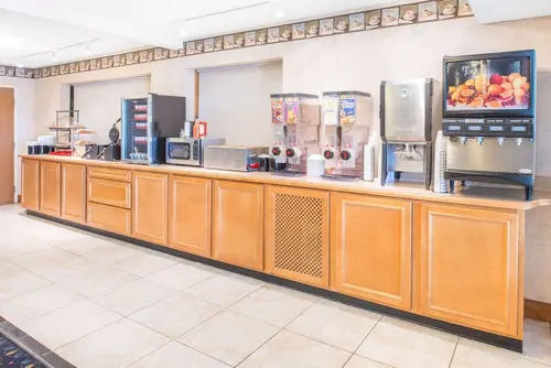 Ramada by Wyndham Springfield North, Breakfast area