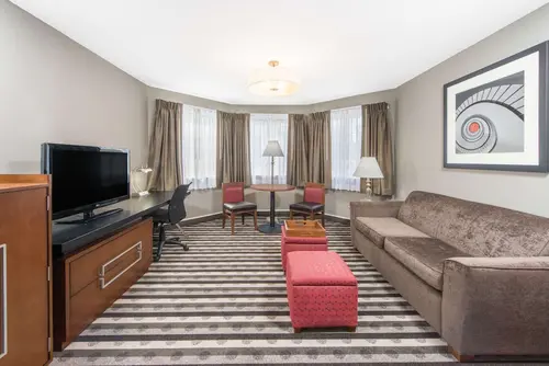 Ramada by Wyndham Springfield North, Room