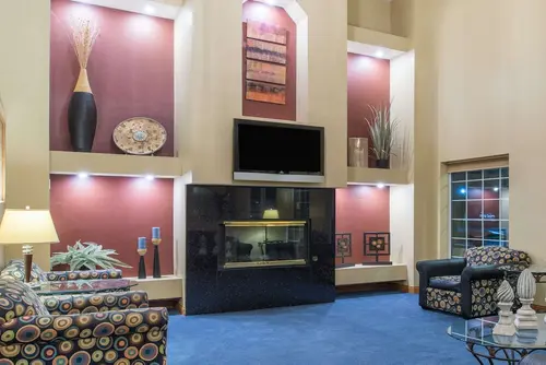 Ramada by Wyndham Springfield North, Lobby