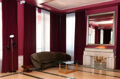 Crest Hotel Suites, Lobby sitting area
