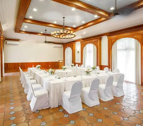 Windjammer Landing Resort and Residences, Business center