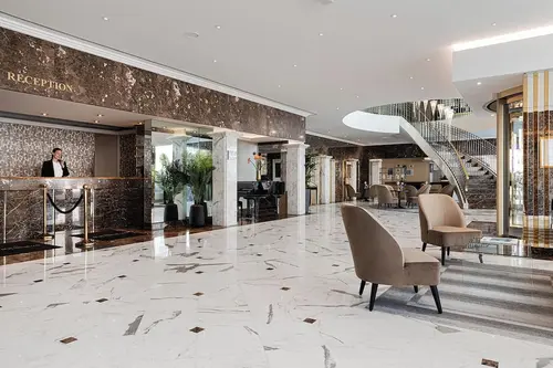 Warwick Geneva, Reception