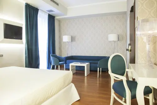 Sina De la Ville, Room