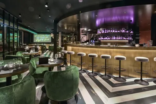 Central Plaza Hotel, Bar (on property)