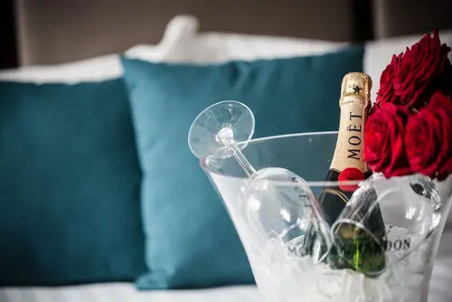 Hotel Park Lane Paris, In-room dining