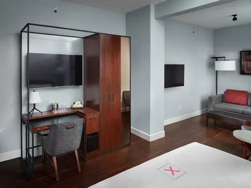 Axiom Hotel, Room