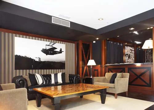 U232 Hotel, Lobby