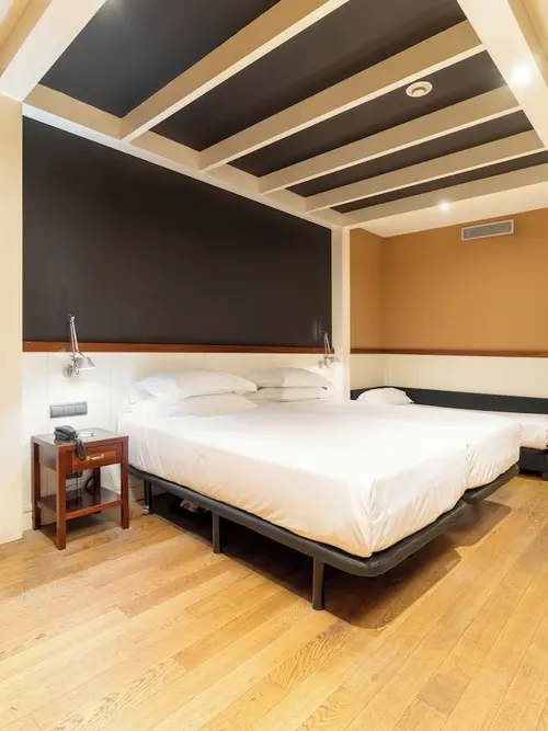 U232 Hotel, Room