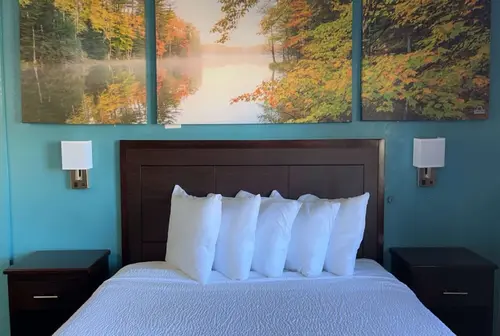 Days Inn & Suites by Wyndham Springfield on I-44, Room