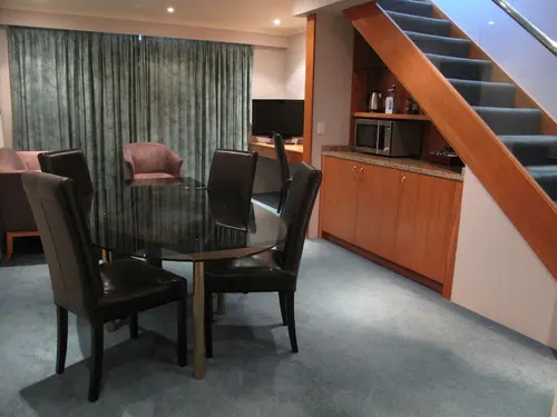 Plymouth International, Room