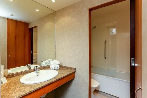 Plymouth International, Room