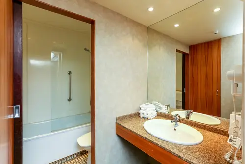 Plymouth International, Room