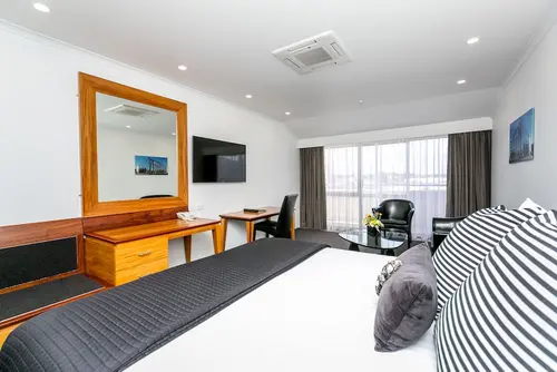 Plymouth International, Room