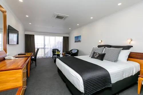 Plymouth International, Room