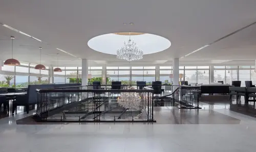 Almyra, Lobby