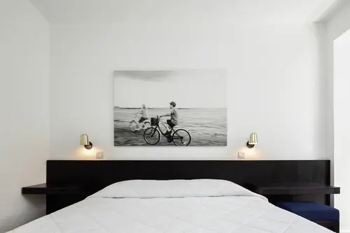 Almyra, Room