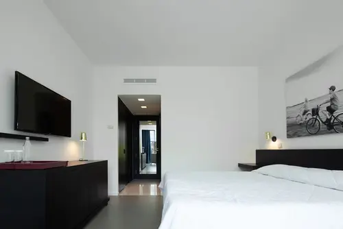 Almyra, Room