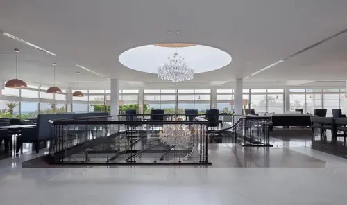 Almyra, Lobby