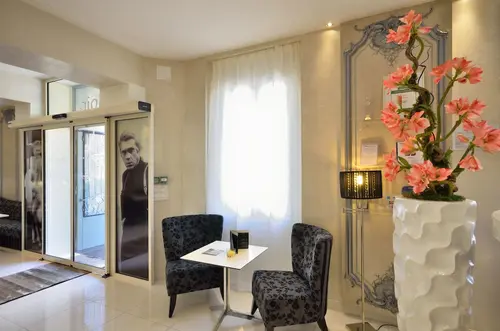 Hotel Renoir, Interior entrance