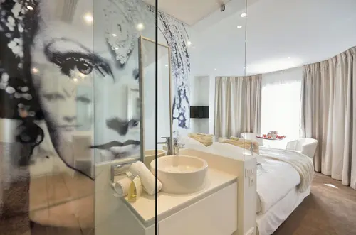 Hotel Renoir, Room