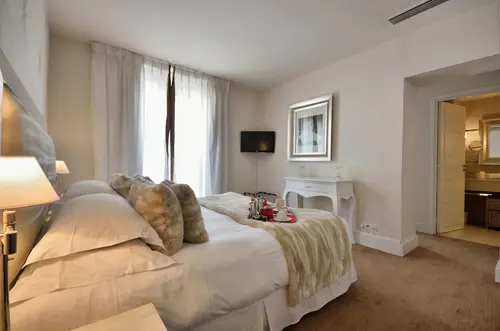 Hotel Renoir, Room