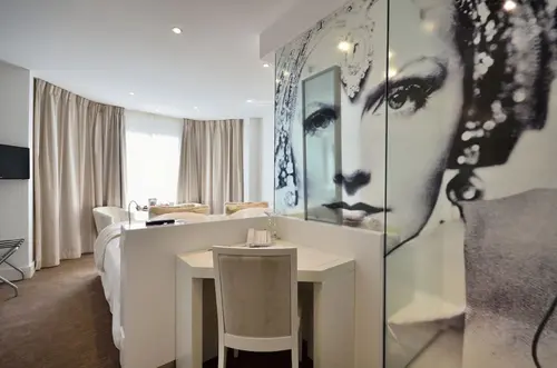 Hotel Renoir, Room