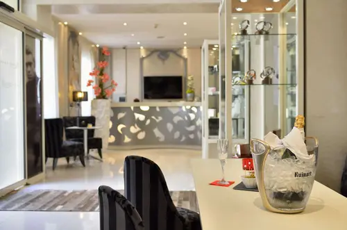 Hotel Renoir, Reception