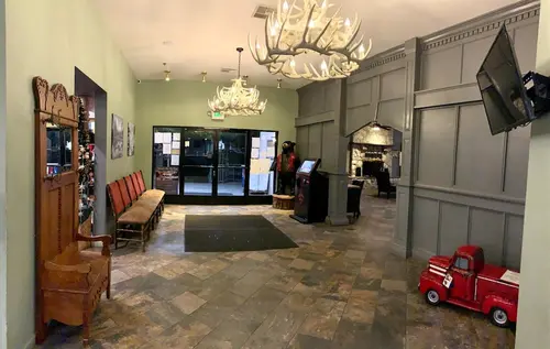Yosemite View Lodge, Reception