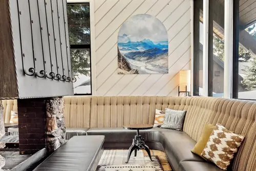 Outbound Mammoth, Lobby
