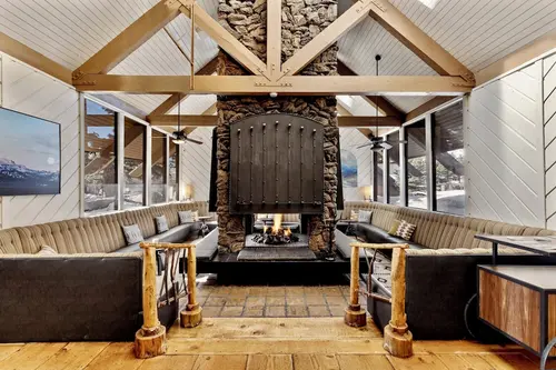 Outbound Mammoth, Lobby