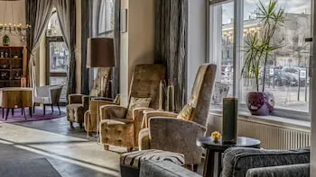 Home Hotel Post, Reception