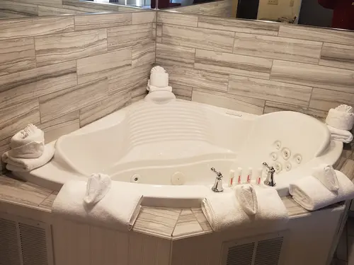 Ramada by Wyndham Minneapolis Golden Valley, Jetted tub