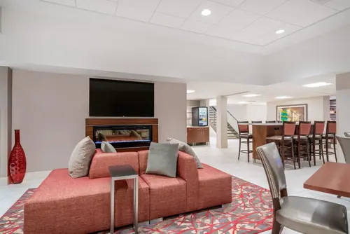 Ramada by Wyndham Minneapolis Golden Valley, Lobby