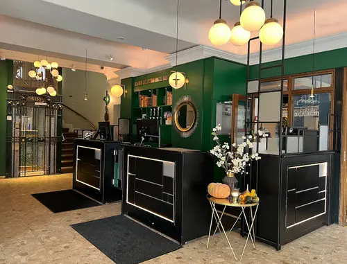 Home Hotel Drott, Reception