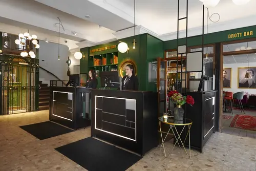 Home Hotel Drott, Reception
