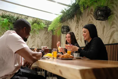 Hôtel KHLA Nice, Reception