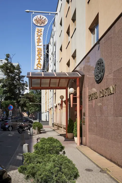 Hotel Reytan, Property entrance