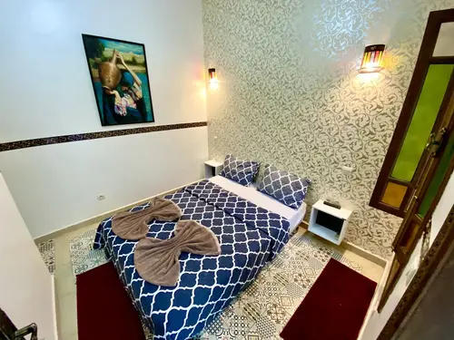 Riad Nouhal, Room