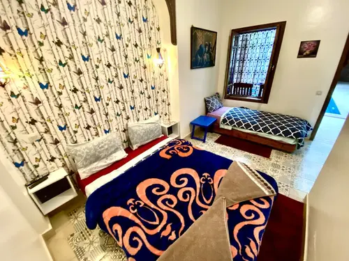 Riad Nouhal, Room