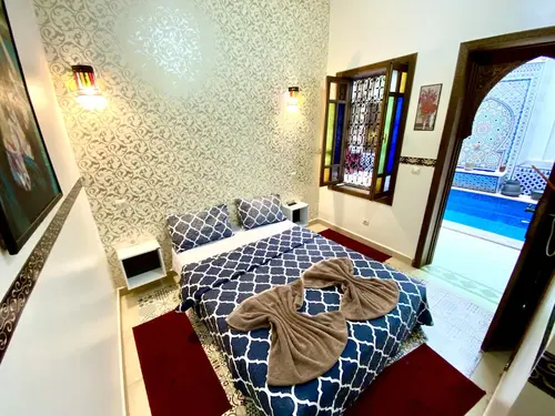 Riad Nouhal, Room