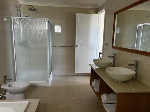 Beau Sejour Hotel, Bathroom