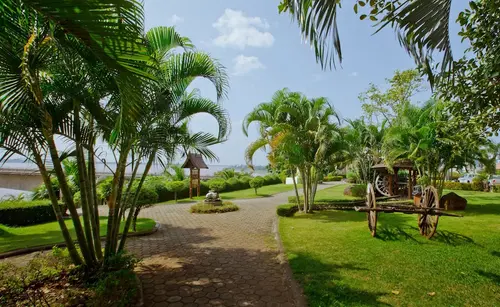 Champasak Grand Hotel, Property grounds