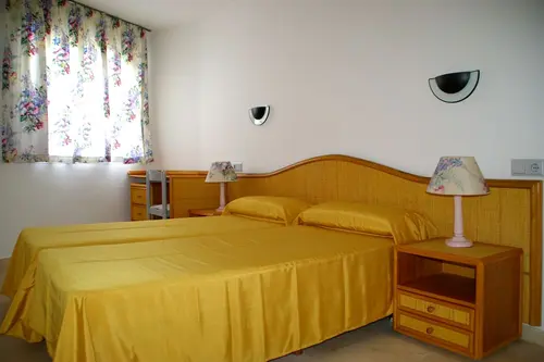 Centremar, Room